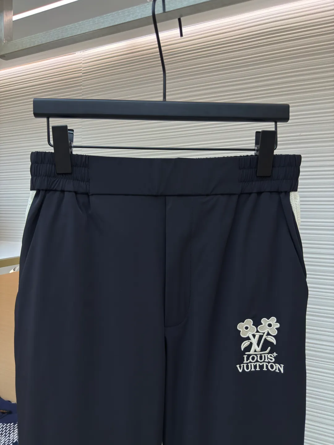 LOUIS VUITTON flower embroidered letter trousers ●Authentic product: Purchased and developed by 9250 ●Item number: 1680157-A85 ●Fabric: nylon twill fabric ●Technology: embroidery production ●Version: Fitted version ●Weight: about 400 grams ●Size: 44-46-48-50 ●Description: The fabric is made of 75D nylon twill with a rubber coating on the bottom to increase the stiffness of the fabric. The front panel is embroidered with a Tajima embroidery machine imported from Japan. The side webbing pieces are all marked with a dot pen by hand. The flat car is used to stitch the webbing back and forth to ensure that the woolen webbing fits smoothly on the cut pieces. The overall routing is straight and delicate. The fabric is comfortable and soft. The color is consistent and has no color difference. It can be matched with the same style to create a fashionable look and control various occasions. Customized accessories, complete three labels, same style for men and women!